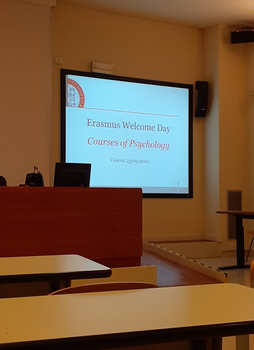 Picture of a lecture welcoming Erasmus students in the Cesena Campus of the University of Bologna