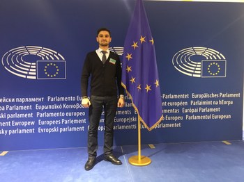 Abbas standing next to the EU flag