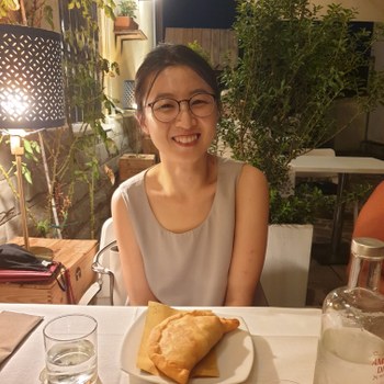Xiaoli smiling while she is about to have a panzerotto