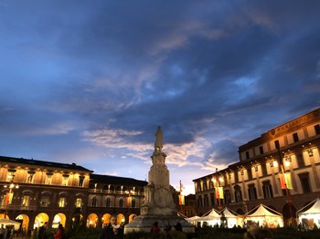 Piazza Saffi in Forlì at sunset with stalls and people
