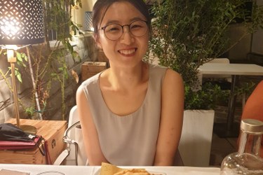 Xiaoli smiling while she is about to have a panzerotto