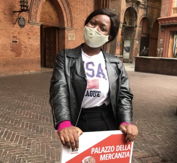 Leticia in front of Palazzo Della Mercanzia in Bologna during the 2020 edition of Unibo's Treasure Hunt