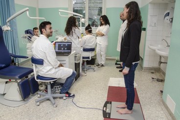 dottori con un paziente che mostra il piede