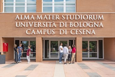 Edificio Universitario con studenti